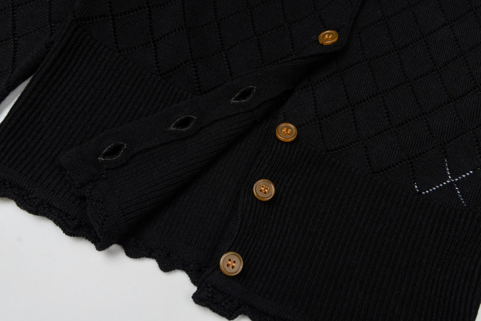 VIVI161# vivienne west wood 25FW October Tokyo show new model diamond pattern classic red label cardigan Size: 1 yard (90-110 pounds) 2 yards (110-130 pounds) 3 yards (130-150 pounds) Color: red, apricot, black